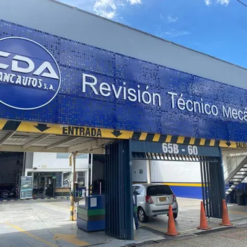Entrada y salida de la sede de CDA Bancautos en Belén Fátima, Medellín