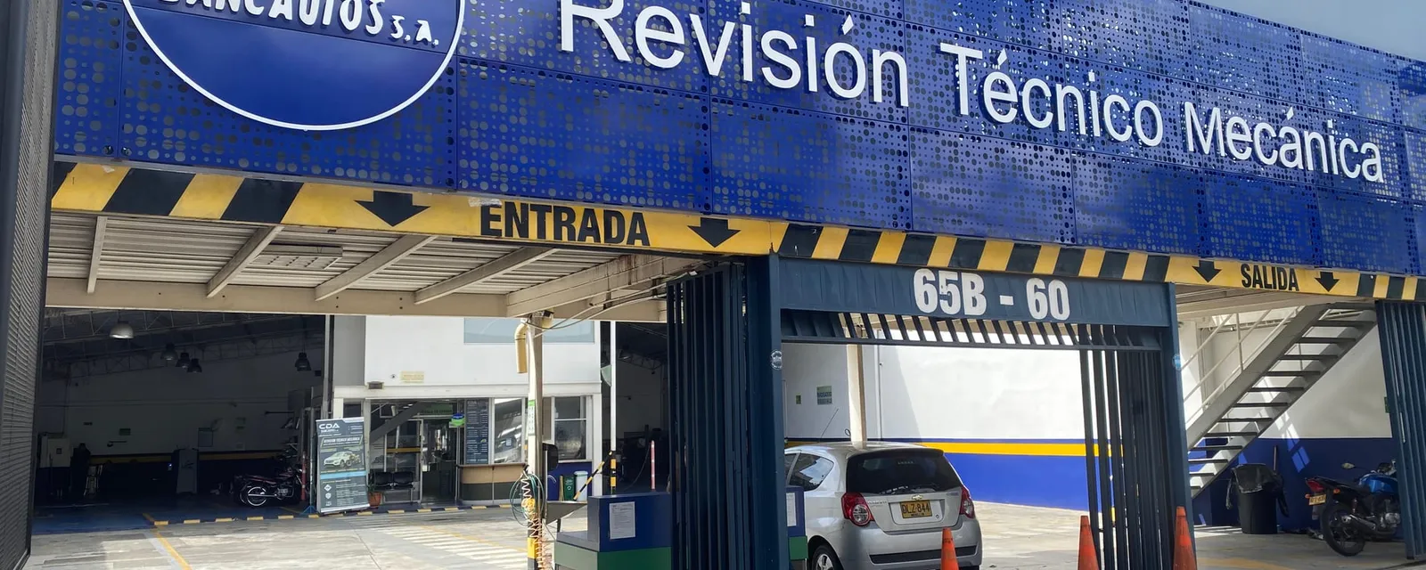 Fachada e instalaciones de CDA Bancautos S.A. en Belén Fátima, Medellín