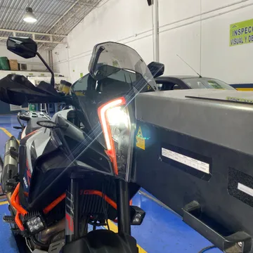 Motocicleta frente al equipo de medición de luces durante la revisión técnico mecánica en CDA Bancautos