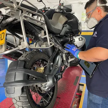 Técnico revisando una motocicleta en CDA Bancautos